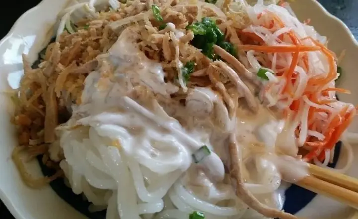 Bánh Tằm Làm Bằng Bột Gì? Khám Phá Nguyên Liệu Vàng Tạo Nên Hương Vị Đặc Trưng