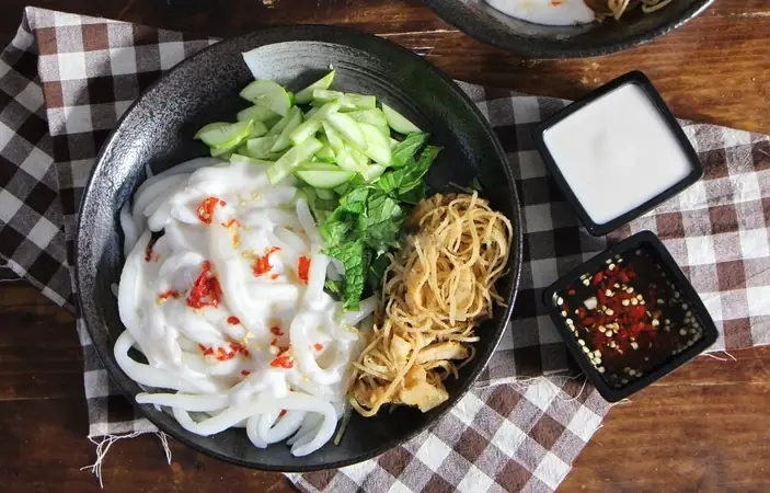 Bánh Tằm Làm Bằng Bột Gì? Khám Phá Nguyên Liệu Vàng Tạo Nên Hương Vị Đặc Trưng