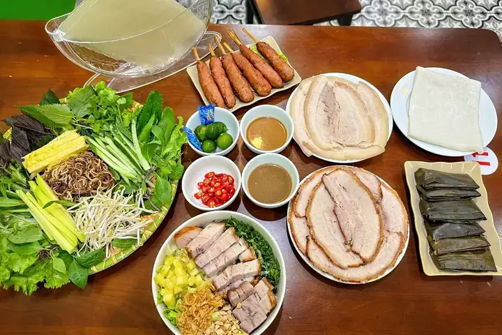 Bánh Tráng Cuốn Thịt Heo Gần Đây: 9 Quán Ngon Chuẩn Vị Miền Trung Tại Hà Nội