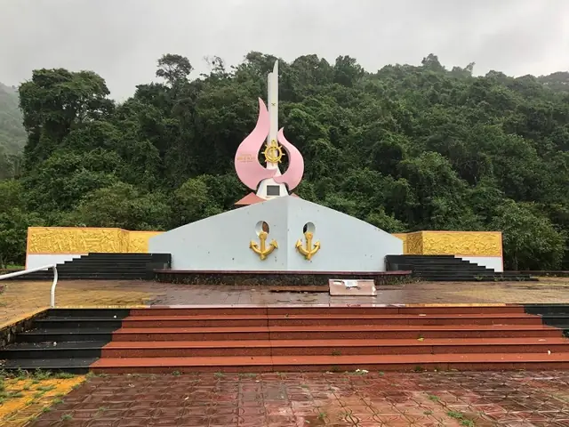 Bến Tàu Không Số Vũng Rô: Khám Phá Vẻ Đẹp Hoang Sơ Tại Vịnh Vũng Rô, Phú Yên Bến Tàu Không Số Vũng Rô: Khám Phá Vẻ Đẹp Hoang Sơ Tại Vịnh Vũng Rô, Phú Yên