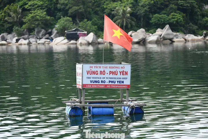 Bến Tàu Không Số Vũng Rô: Khám Phá Vẻ Đẹp Hoang Sơ Tại Vịnh Vũng Rô, Phú Yên Bến Tàu Không Số Vũng Rô: Khám Phá Vẻ Đẹp Hoang Sơ Tại Vịnh Vũng Rô, Phú Yên