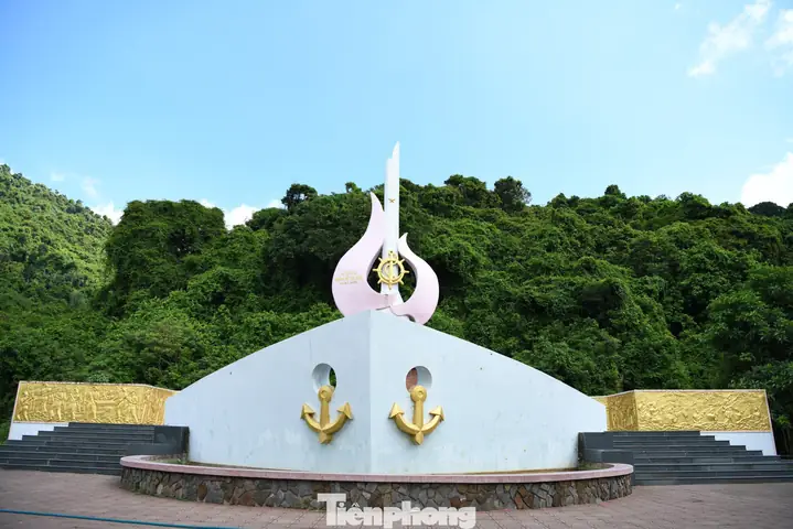 Bến Tàu Không Số Vũng Rô: Khám Phá Vẻ Đẹp Hoang Sơ Tại Vịnh Vũng Rô, Phú Yên