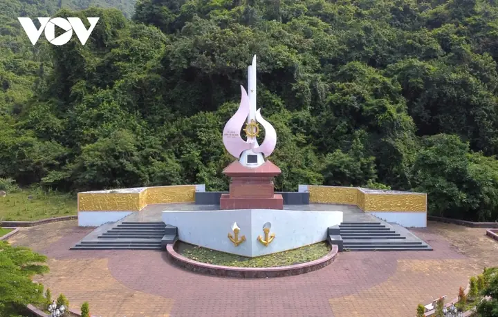 Bến Tàu Không Số Vũng Rô: Khám Phá Vẻ Đẹp Hoang Sơ Tại Vịnh Vũng Rô, Phú Yên Bến Tàu Không Số Vũng Rô: Khám Phá Vẻ Đẹp Hoang Sơ Tại Vịnh Vũng Rô, Phú Yên