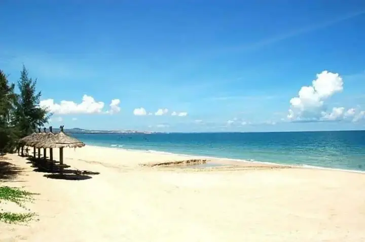 Khám Phá Bãi Biển Cam Bình – Hướng Dẫn Du Lịch Chi Tiết Cho Mọi Du Khách