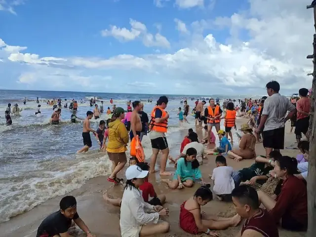 Khám Phá Bãi Biển Cam Bình – Hướng Dẫn Du Lịch Chi Tiết Cho Mọi Du Khách