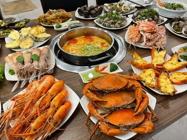 Top 5 Buffet Ngon Giá Tốt Tại Hà Nội: Đánh Giá Khách Quan & Trải Nghiệm Thực Tế