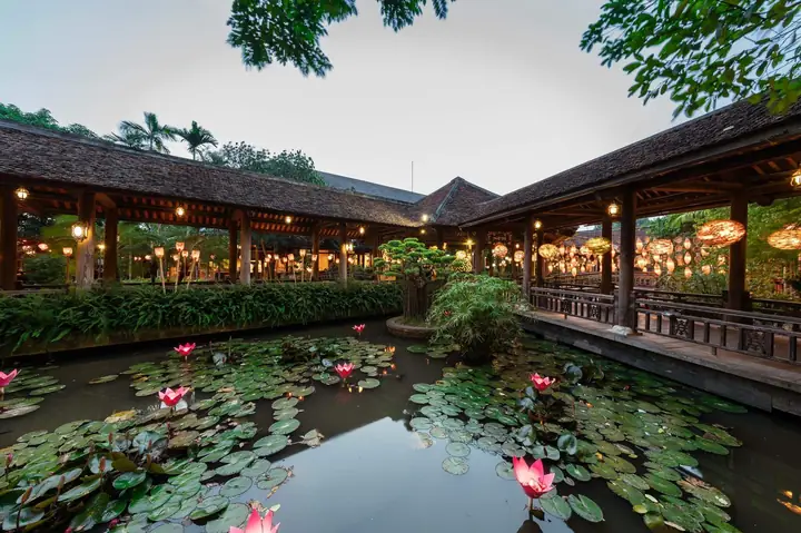 Review Buffet Sen Tây Hồ Hà Nội: Đánh Giá Chi Tiết Về Không Gian, Đồ Ăn Và Giá Trị Thực Tế