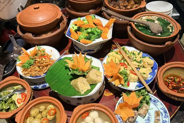 Review Buffet Sen Tây Hồ Hà Nội: Đánh Giá Chi Tiết Về Không Gian, Đồ Ăn Và Giá Trị Thực Tế