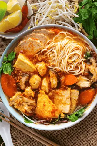Đánh Giá Chi Tiết 2 Sản Phẩm Bún Bò Huế Chay Hàng Đầu Tại Mỹ