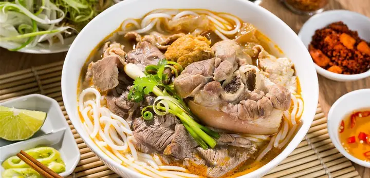 Đánh Giá Chi Tiết Quán Bún Bò Huế Ly Chính Thắng: Trải Nghiệm Đúng Vị Huế