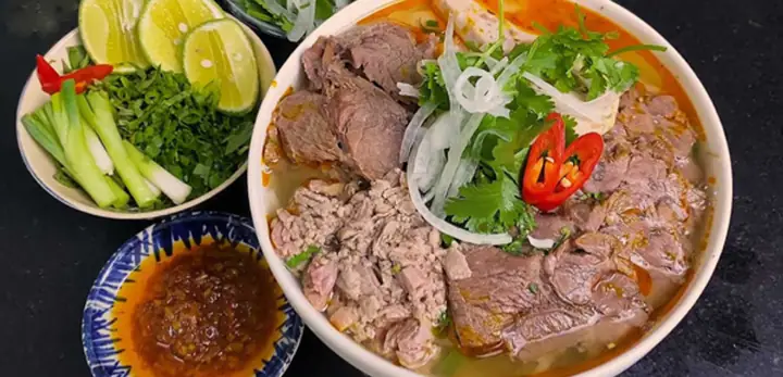 Đánh Giá Chi Tiết Quán Bún Bò Huế Ly Chính Thắng: Trải Nghiệm Đúng Vị Huế