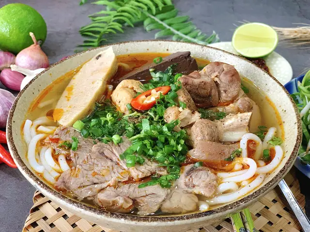 Đánh Giá Chi Tiết Quán Bún Bò Huế Ly Chính Thắng: Trải Nghiệm Đúng Vị Huế