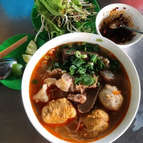 Review Chi Tiết 15 Quán Bún Bò Huế Ngon Nhất Huế: Đậm Đà Chuẩn Vị Cố Đô