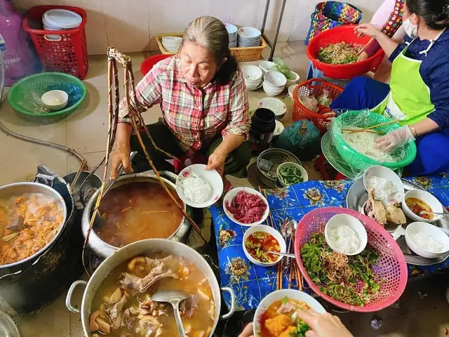Review Chi Tiết 15 Quán Bún Bò Huế Ngon Nhất Huế: Đậm Đà Chuẩn Vị Cố Đô