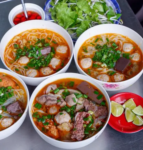 Review Chi Tiết 15 Quán Bún Bò Huế Ngon Nhất Huế: Đậm Đà Chuẩn Vị Cố Đô
