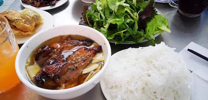 Khám Phá Bún Chả Hương Liên: Địa Chỉ, Menu & Combo Obama