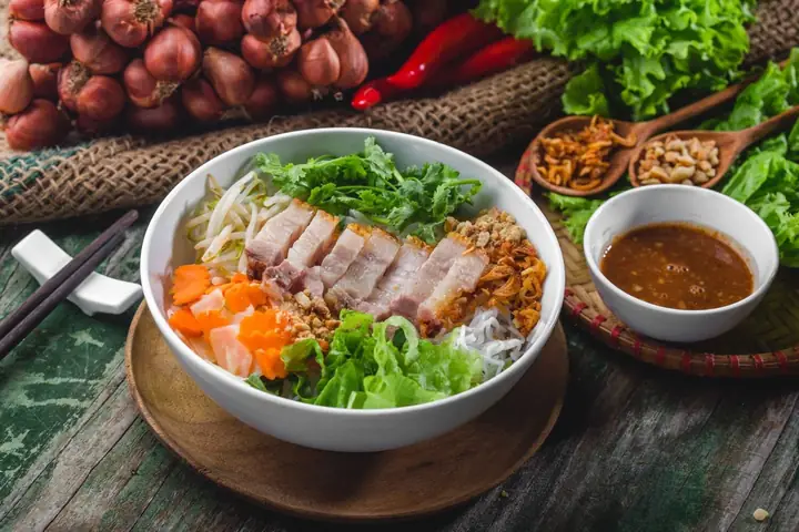 Bún Mắm Bà Ngọc Đà Nẵng: Đánh Giá Chi Tiết Về Món Ăn Đặc Trưng Miền Trung