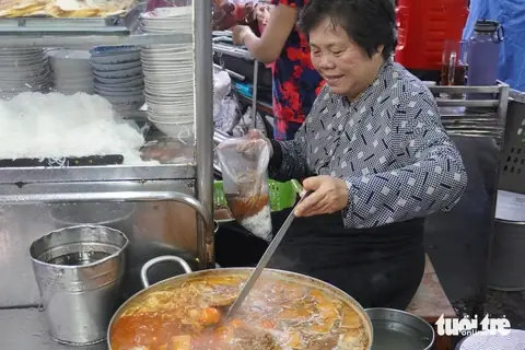 Bún Riêu Cô Nga Quận 4: Đánh Giá Chi Tiết Về Quán Ăn Nổi Tiếng Bún Riêu Cô Nga Quận 4: Đánh Giá Chi Tiết Về Quán Ăn Nổi Tiếng