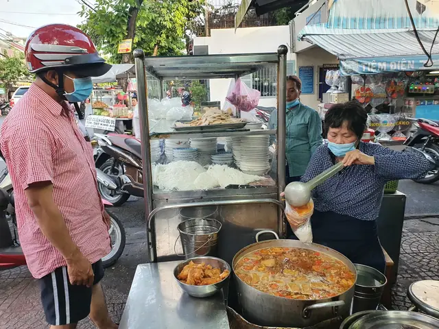 Bún Riêu Cô Nga Quận 4: Đánh Giá Chi Tiết Về Quán Ăn Nổi Tiếng Bún Riêu Cô Nga Quận 4: Đánh Giá Chi Tiết Về Quán Ăn Nổi Tiếng