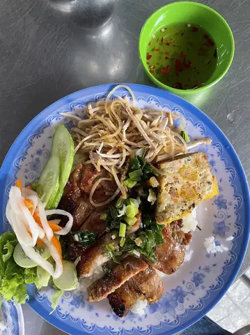 Khám Phá Bún Thịt Nướng Cô Huệ – Top 5 Lý Do Nên Ăn Ngay Tại Chợ Thái Bình