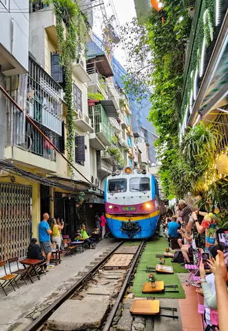 Khám Phá 7 Quán Cà Phê Đường Tàu Hà Nội Dành Cho Du Khách