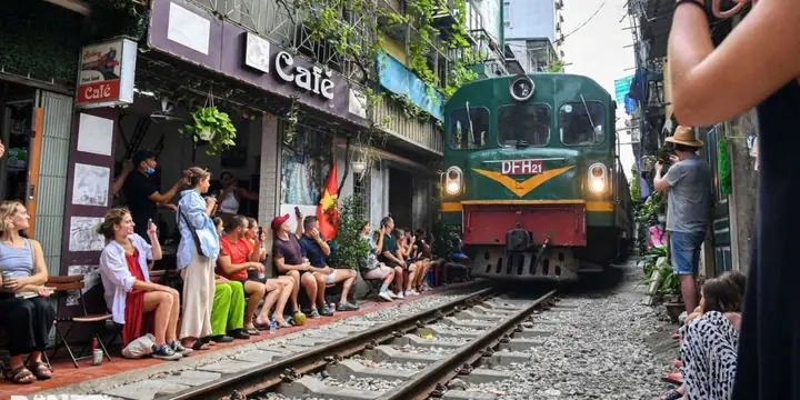 Khám Phá 10 Quán Cà Phê Đường Tàu Hà Nội – Hướng Dẫn Chi Tiết Cho Du Khách