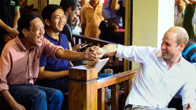Trải Nghiệm Cà Phê Vỉa Hè Phố Cổ Hà Nội: Hương Vị Giao Thời Trong Không Gian Đông