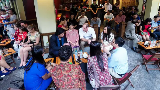 Trải Nghiệm Cà Phê Vỉa Hè Phố Cổ Hà Nội: Hương Vị Giao Thời Trong Không Gian Đông