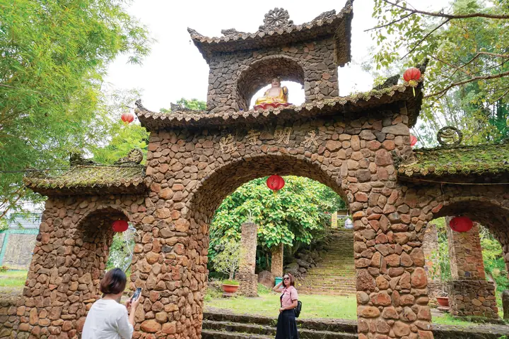 Khám Phá Các Chùa Ở Đức Trọng Lâm Đồng: Di Sản Tâm Linh Và Văn Hóa Tây Nguyên Khám Phá Các Chùa Ở Đức Trọng Lâm Đồng: Di Sản Tâm Linh Và Văn Hóa Tây Nguyên