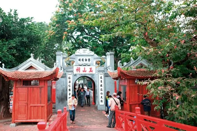 Cẩm Nang Khám Phá Các Ngôi Đền Cổ Kính Ở Hà Nội: Từ Thăng Long Tứ Trấn Đến Di Sản Văn Hóa