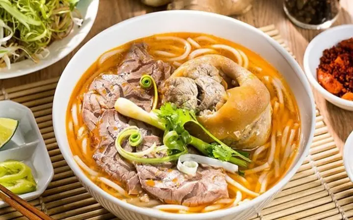 Cẩm Nang 12 Quán Ăn Ngon Rẻ Ở Quận 1: Trải Nghiệm Ẩm Thực Sài Gòn Đúng Điệu Cẩm Nang 12 Quán Ăn Ngon Rẻ Ở Quận 1: Trải Nghiệm Ẩm Thực Sài Gòn Đúng Điệu