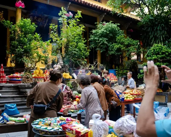 Hướng Dẫn Chi Tiết Cách Đi Lễ Chùa Quán Sứ Cho Người Mới