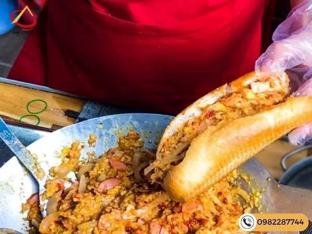 Bánh Mì Dân Tổ Hà Nội: Cẩm Nang Trải Nghiệm Món Ăn Sáng Đặc Trưng