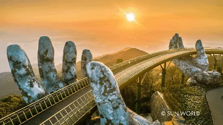 Cầu Vàng Đà Nẵng: Kiến Trúc Độc Đáo Giữa Mây Trời