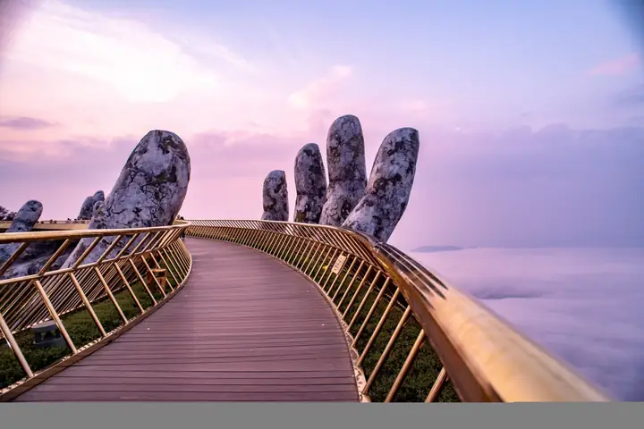 Cầu Bàn Tay Đà Nẵng Tên Gì? Khám Phá Cầu Vàng Bà Nà Hills