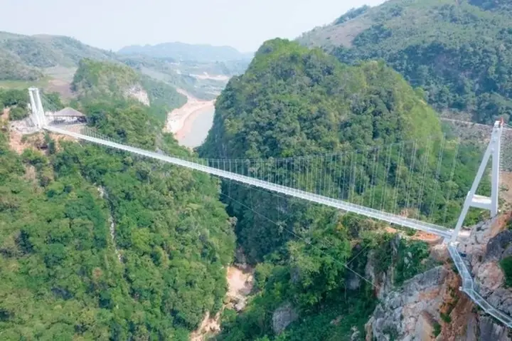 Đánh Giá Chi Tiết Cầu Kính Bạch Long Mộc Châu: Trải Nghiệm Đi Bộ Trên Mây Sơn La