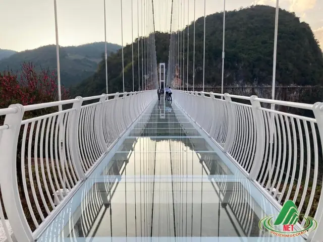 Đánh Giá Chi Tiết Cầu Kính Bạch Long Mộc Châu: Trải Nghiệm Đi Bộ Trên Mây Sơn La