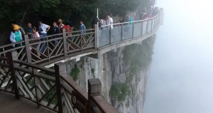 Cầu Kính Trương Gia Giới: Review Chi Tiết Sạn Đạo Kính Skywalk