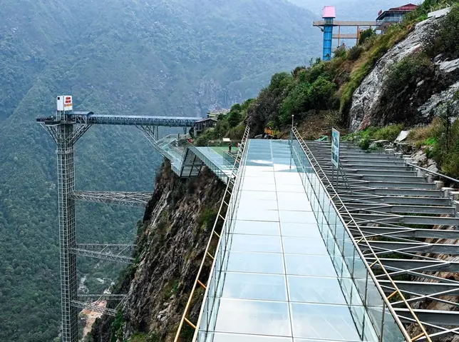 Khám Phá Cầu Kính Rồng Mây – Điểm Đến Thiên Nhiên Cho Du Khách
