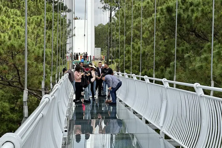 Khám Phá Cầu Kính Thung Lũng Tình Yêu – Giá Vé, Vị Trí Và Trải Nghiệm 7d