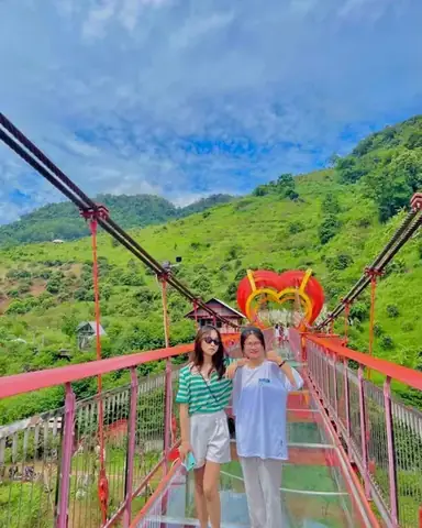 Khám Phá Cầu Kính Tình Yêu Mộc Châu: Hướng Dẫn Du Lịch