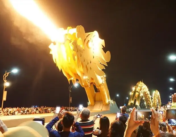 Cầu Rồng Đà Nẵng Phun Lửa: Trải Nghiệm Kỳ Ảo Giữa Lòng Thành Phố Biển