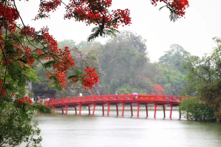 Cầu Thê Húc: Dải Lụa Đỏ Giữa Lòng Hồ Gươm Cầu Thê Húc: Dải Lụa Đỏ Giữa Lòng Hồ Gươm