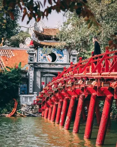 Cầu Thê Húc: Dải Lụa Đỏ Giữa Lòng Hồ Gươm Cầu Thê Húc: Dải Lụa Đỏ Giữa Lòng Hồ Gươm