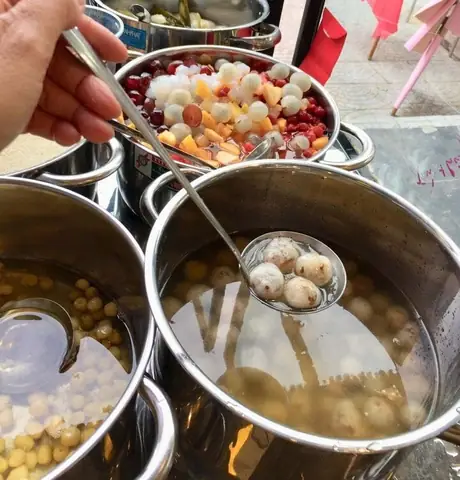 Chè Bột Lọc Heo Quay Huế: Món Ăn Đặc Sản Không Thể Bỏ Quê Chè Bột Lọc Heo Quay Huế: Món Ăn Đặc Sản Không Thể Bỏ Quê