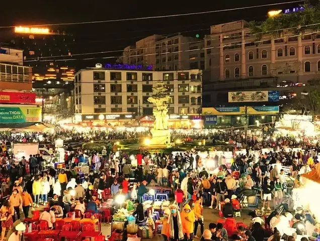 Cẩm Nang Khám Phá Chợ Đêm Đà Lạt Toàn Tập: Ăn Gì, Mua Gì, Lưu Trú Và Kinh Nghiệm Cẩm Nang Khám Phá Chợ Đêm Đà Lạt Toàn Tập: Ăn Gì, Mua Gì, Lưu Trú Và Kinh Nghiệm