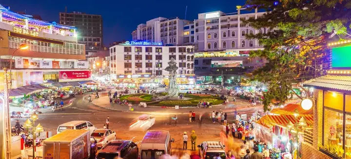 Cẩm Nang Khám Phá Chợ Đêm Đà Lạt Toàn Tập: Ăn Gì, Mua Gì, Lưu Trú Và Kinh Nghiệm Cẩm Nang Khám Phá Chợ Đêm Đà Lạt Toàn Tập: Ăn Gì, Mua Gì, Lưu Trú Và Kinh Nghiệm