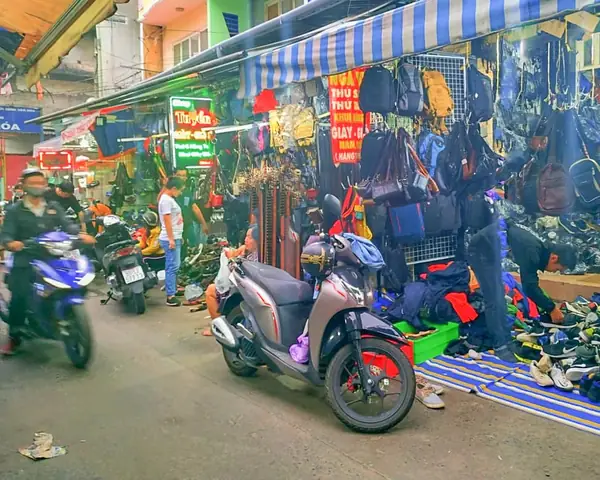 Khám Phá Chợ Hoàng Hoa Thám: Hướng Dẫn Mua Đồ Si Cho Người Mới