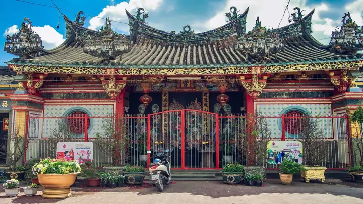 Khám Phá Kiến An Cung – Đền Người Hoa Lịch Sử Tại Sa Đéc