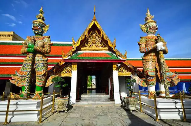 Chùa Phật Ngọc Wat Phra Kaew: Cảnh Giới Tâm Linh Và Di Sản Văn Hóa Vàng Của Thái Lan Chùa Phật Ngọc Wat Phra Kaew: Cảnh Giới Tâm Linh Và Di Sản Văn Hóa Vàng Của Thái Lan